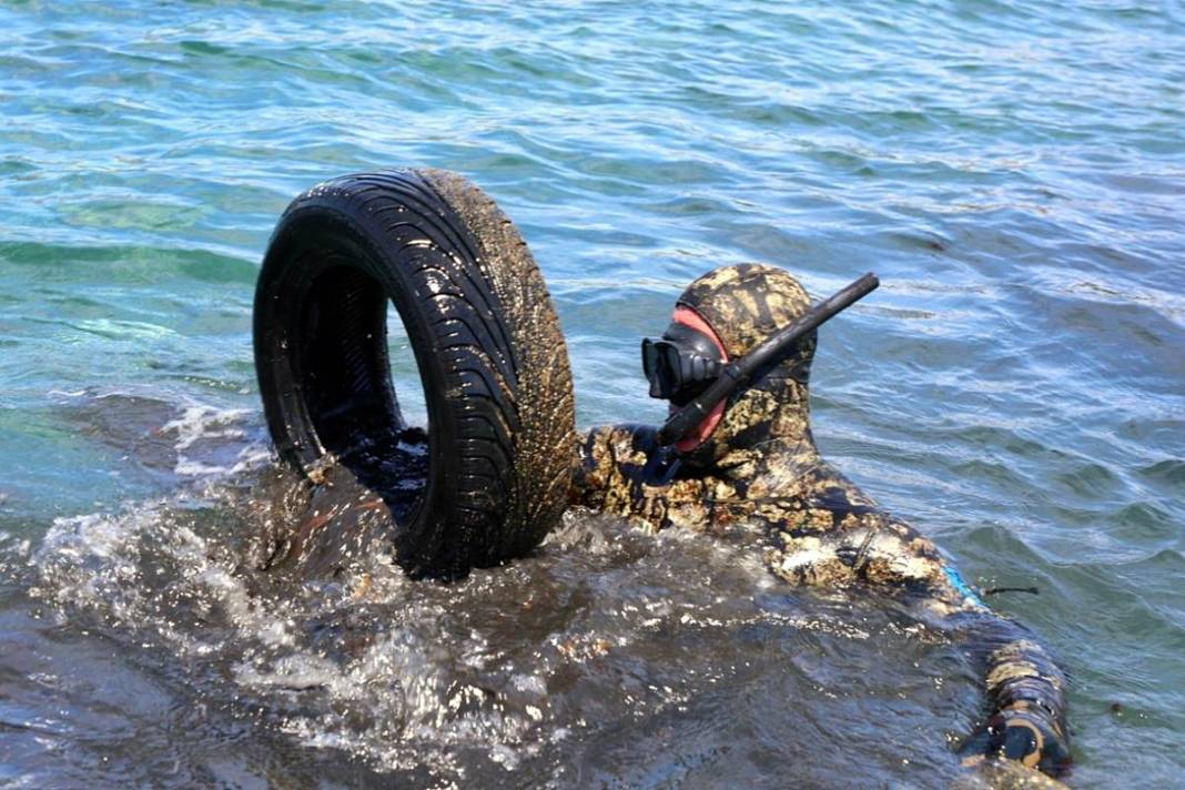 Bunu balıklar yıkansın diye mi denize attın! Deniz dibi temizliğinde 'Pes' dedirten görüntüler... 13